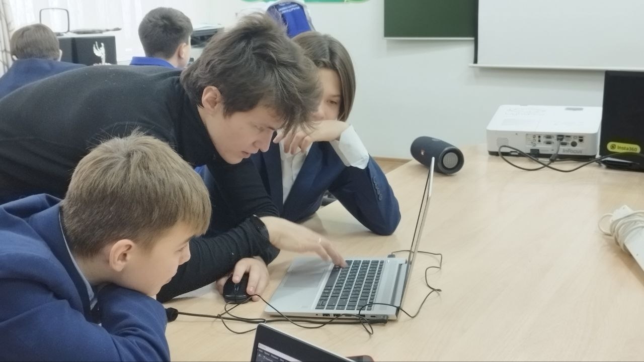 Наставники Мобильного технопарка «Кванториум» проводят занятия с учащимися г. Бузулук